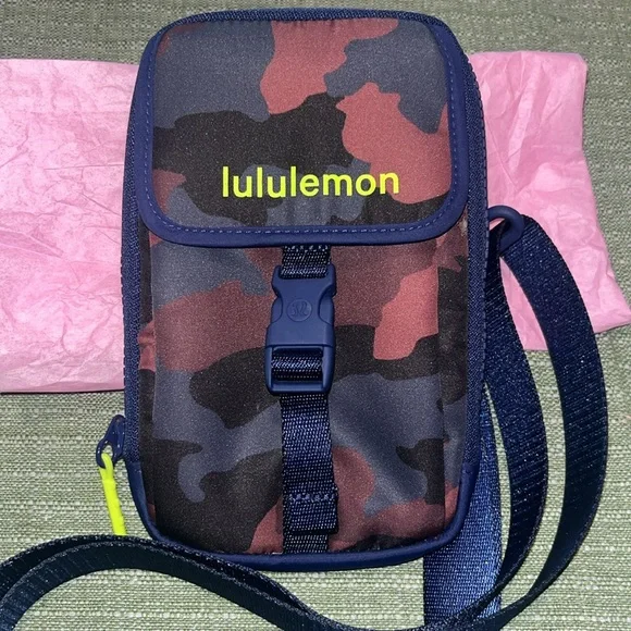 Lululemon Athletica Unisex  Camouflage Zip Top Crossbody Bag - Blue & Brown EUC - Picture 5 of 16